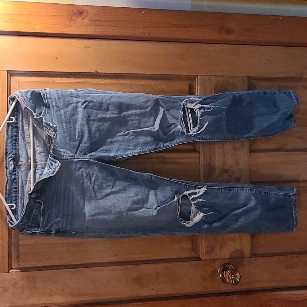 Old navy boyfriend mid rise jeans ripped and distressed size 6